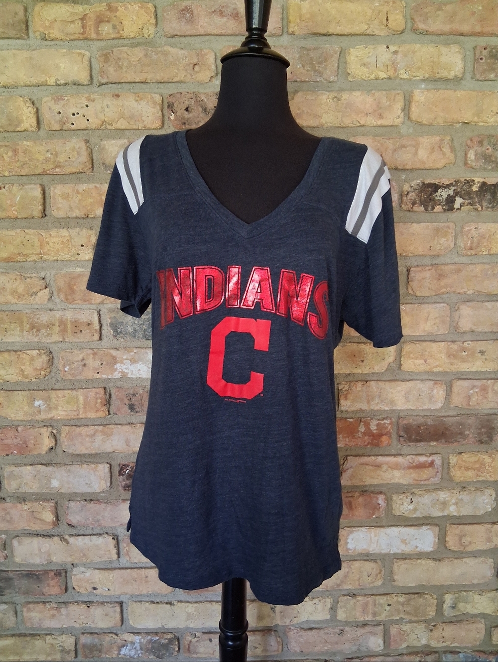 NEW ERA CLEVELAND INDIANS V NECK T SHIRT SIZE 2XL